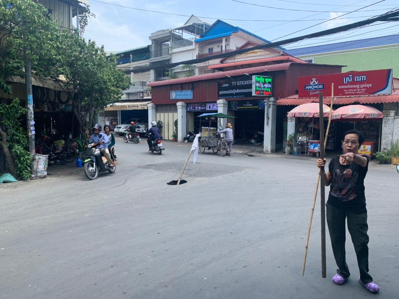 ផ្លូវមួយខ្សែត្រូវទៅទើបតែសាងសង់រួច បែរ ជាមានទីតាំងមួយបាក់ស្រុតច្រើនលើកដោយមិនដឹងមូលហេតុ