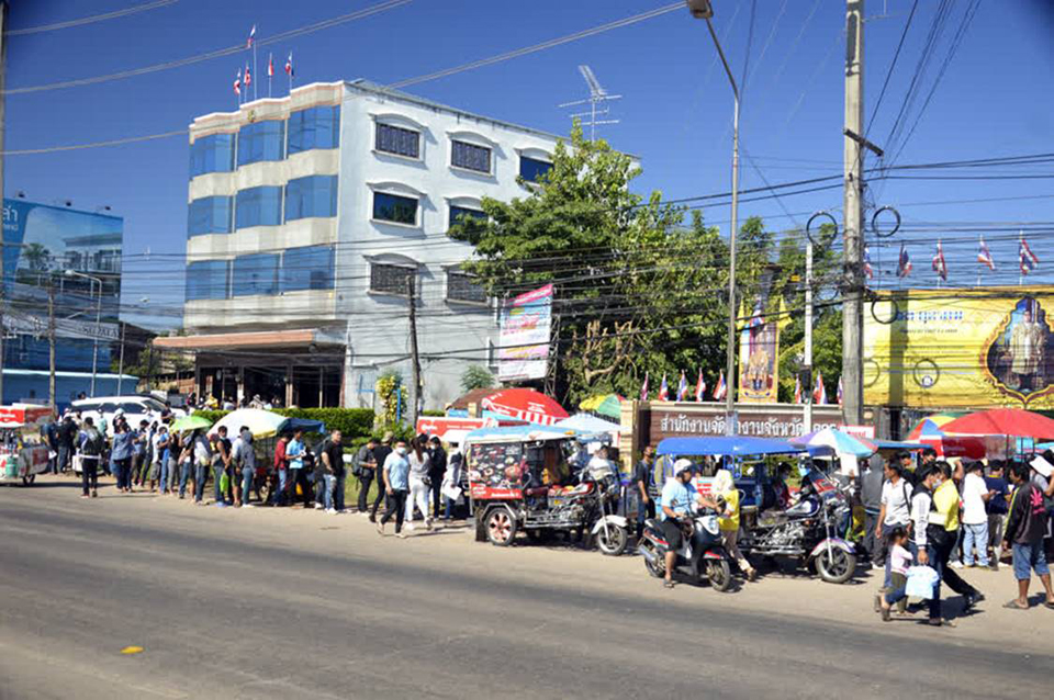 ថៃចំណាកស្រុកដូចតែខ្មែរ ! ឈរតម្រង់ជួរ ២ គីឡូម៉ែត្រ ដើម្បីចុះឈ្មោះទៅធ្វើការនៅអ៊ីស្រាអែល